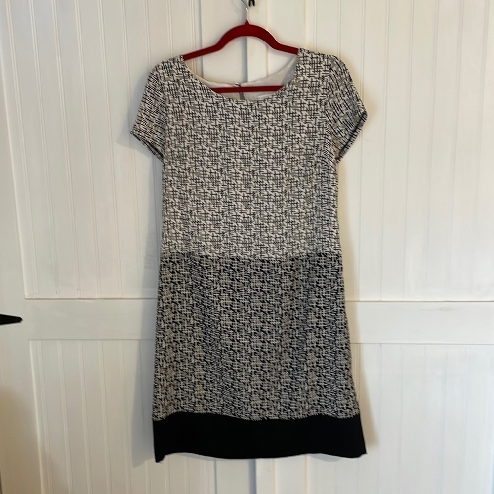 Euc black & white NY & Co stretch, fully lined light weight dress.